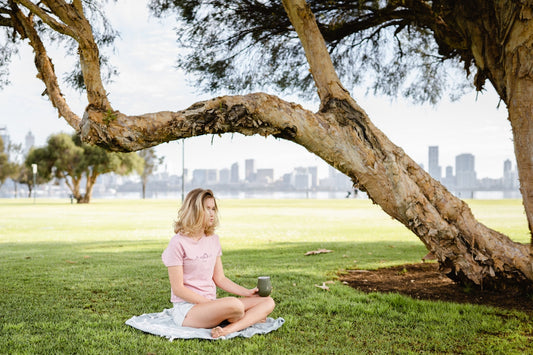 woman siting on focus photograpy